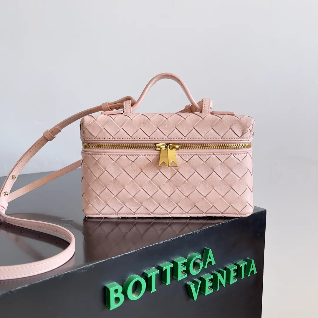 Batch 1360 Bottega Veneta 24 spring and summer woven zipper crossbody bag. A crossbody bag that can be used as a cosmetic bag. The exquisite weaving and compact body are an indispensable accessory for the upcoming summer. The double zipper also better protects the bag. It has a large capacity. If you like it, don’t miss it. Style number: 789109 Size: 22*12.5*5cm